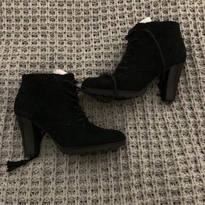 White Mountain lace up black booties sz7